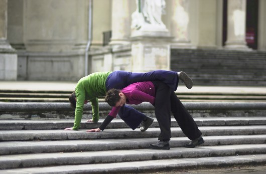 Christian und maRia tanzen Contact Improvisation auf einer Stiege